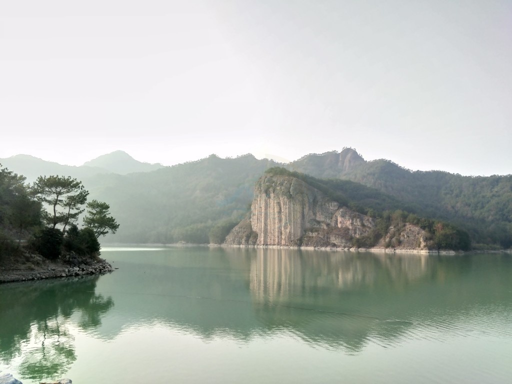 天台山麓·无极崖影——探秘福溪水库畔的影视奇境(图1)
