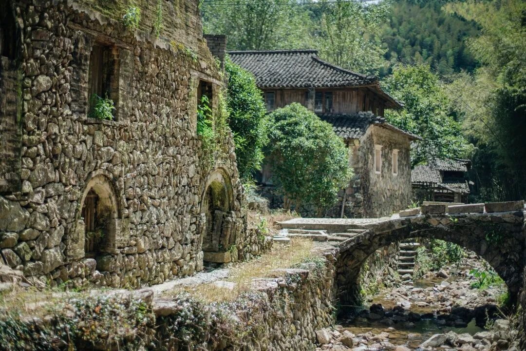临海尤溪平坑・灰坑古村|明末廊房+康熙石拱,天然外景的“时光片场”(图1) 临海尤溪平坑・灰坑古村|明末廊房+康熙石拱,天然外景的“时光片场”(图1)