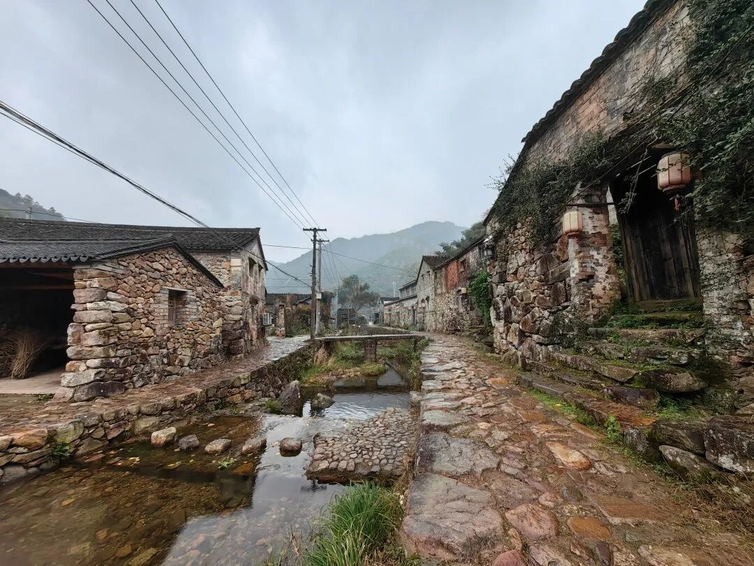 临海小芝胜坑古村：八百年石屋群落里的影视叙事密码(图1)