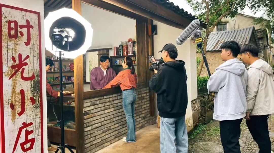 旧物藏温情,古巷锁时光|三门亭旁时光小店,打开“怀旧叙事”影视盲盒(图1) 旧物藏温情,古巷锁时光|三门亭旁时光小店,打开“怀旧叙事”影视盲盒(图1)