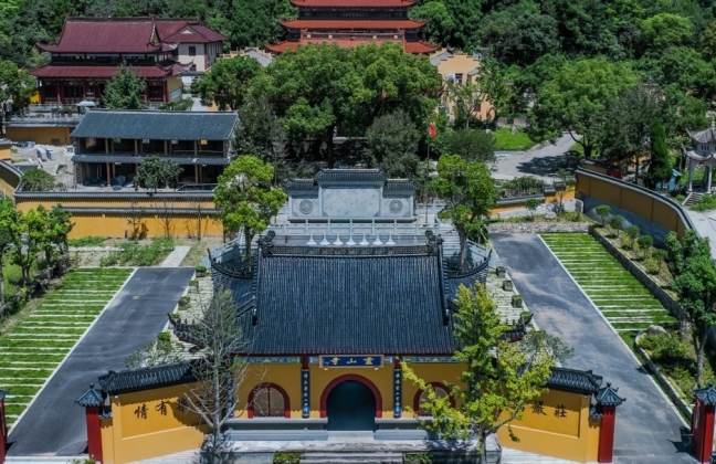 玉环楚门灵山寺：禅林古刹里的光影禅意与时