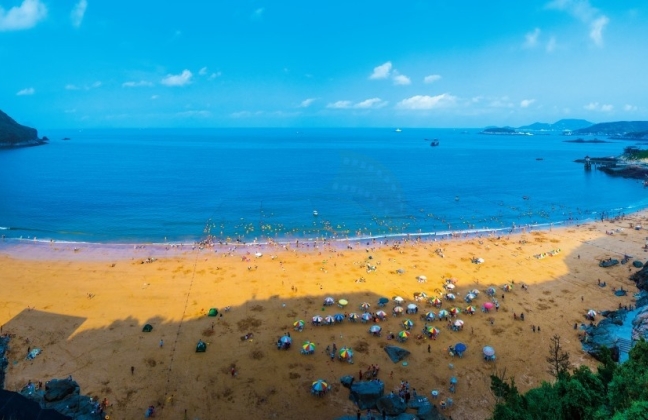温岭松门洞下沙滩：浪涌沙鸣间的“山海光影