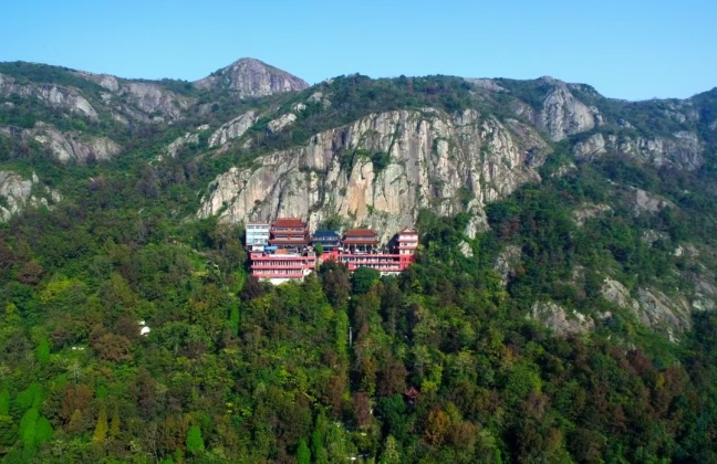 温岭箬横白峰山：云岚叠嶂间的“山海光影片